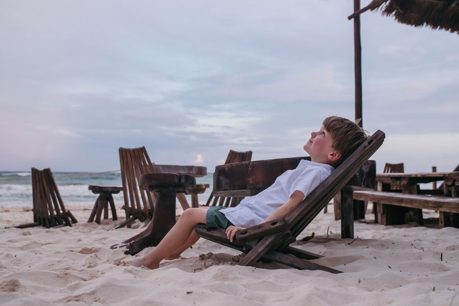 The boy at the Sea